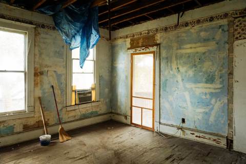 Asbestos in Old Homes: What Homeowners Should Know